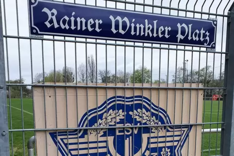 Der Sportplatz des ESV Ludwigshafen trägt nun den Namen „Rainer-Winkler-Platz“. 