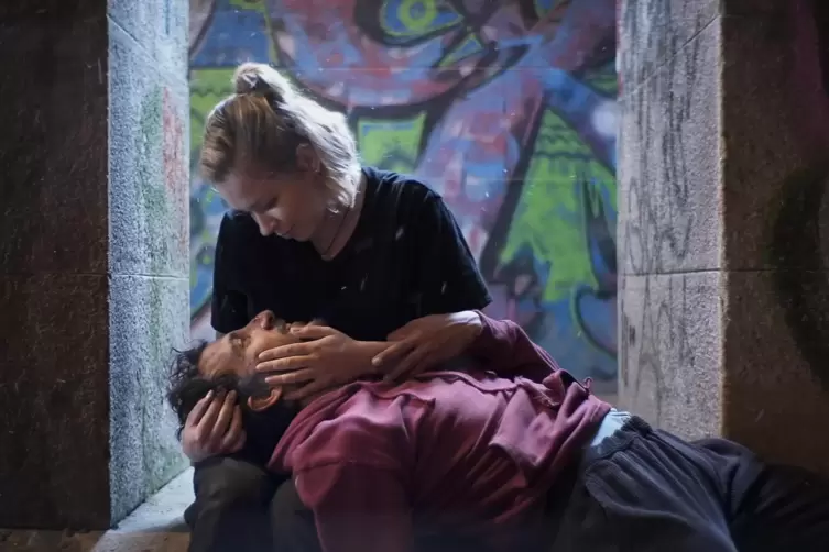  Nele (Mirjam Mesak) liebt die Oper und den kleinkriminellen Streetdancer Kolya (Guido Badalamenti). Doch die aufkeimende Liebe 