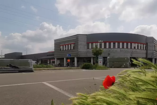 Die alte Real-Markthalle wird derzeit renoviert. Mit dem Einzug der Geschäfte wird frühestens im Herbst gerechnet. Die alte Real-Markthalle wird derzeit renoviert. Mit dem Einzug der Geschäfte wird frühestens im Herbst gerechnet.