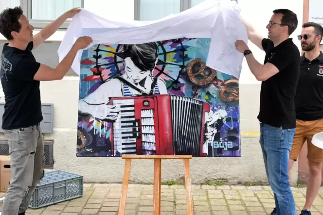 Neues Brezelfest-Bild: Künstler René Burjack (links) und Alexander Günther bei der Enthüllung.
