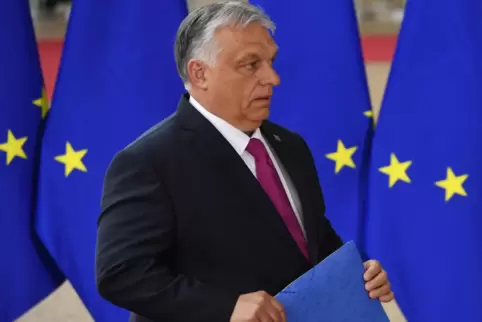 Viktor Orban, Premierminister von Ungarn, lässt 808 inhaftierte, zu jahrelangen Haftstrafen verurteilte Menschenschmuggler vorze