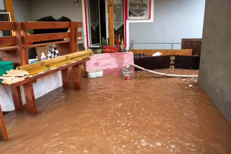 Barrieren und Pumpen: Flut in Ramsen. 