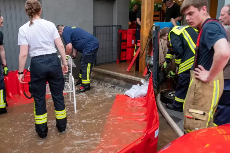 In Ramsen schossen die Wassermassen fast ungehindert in die Keller oder auf die Stra&szlig;e. 