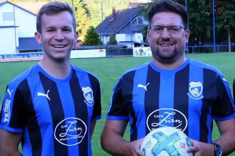 Spielertrainer Daniel Tretter (links) bleibt mit dem SV Hinterweidenthal in der Landesliga, der frühere SVH-Coach Denis Jung (re