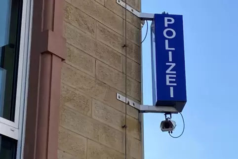 Die Frau erschien mit ihrem 16 Jahre alten Sohn auf der Lauterecker Dienststelle. 
