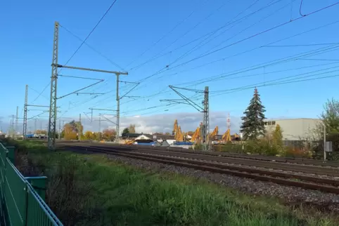 Südlich der Bahnlinie an der Landstuhler Kaiserstraße soll ab 2024 eine Lärmschutzwand die Anwohner schützen. 