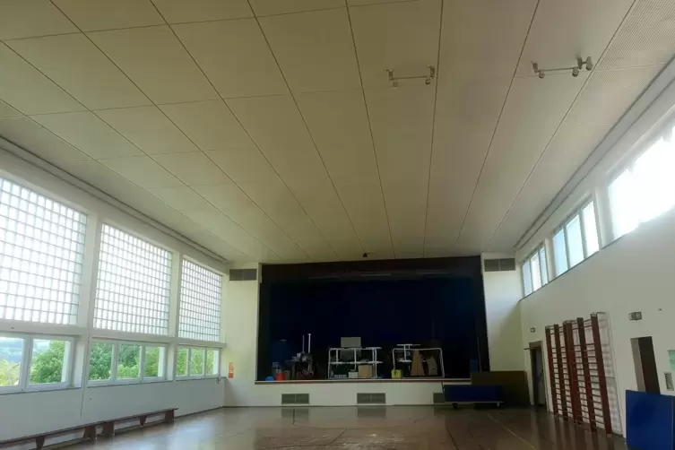 Weil an den Deckenplatten Schäden erkennbar waren, wurde die Sporthalle der Grundschule Thaleischweiler-Fröschen gesperrt. An de
