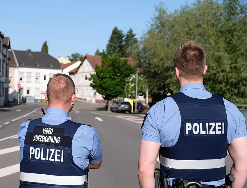 Die Polizei hat die Bubenhauser Straße und die Friedrich-Ebert-Straße gesperrt.