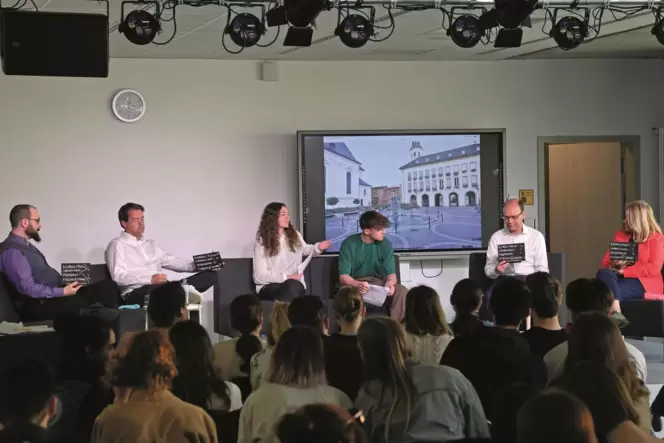 Auf dem Podium: (von links) Immanuel Pustlauck (Grüne), Nicolas Meyer (FWG) , die Moderatoren Fabian Trieselmann und Maxi Luisa