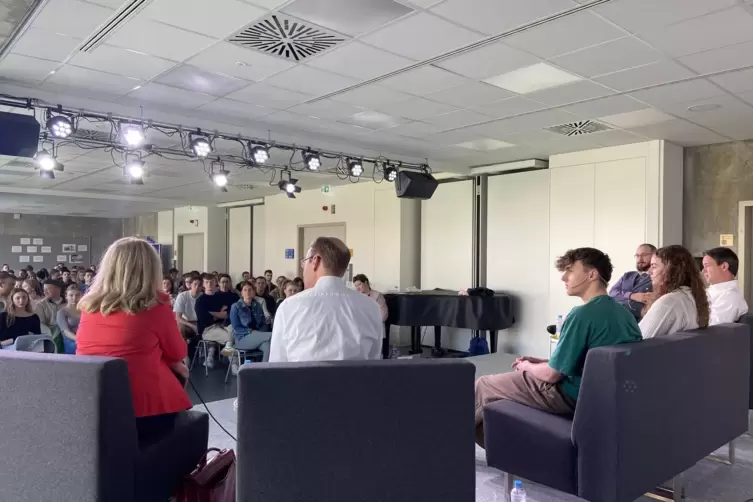 Die Diskussionsrunde: (von links) Aylin H&ouml;ppner (SPD), Bernd Kn&ouml;ppel (CDU), die Moderatoren Fabian Trieselmann und Maxi Luisa Ha