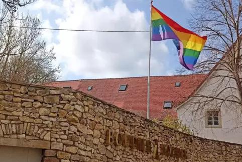 Die Regenbogenfahne weht über dem Schriftzug des Weingutes Boudier und Koeller an der neu aufgerichteten Gutsmauer. 