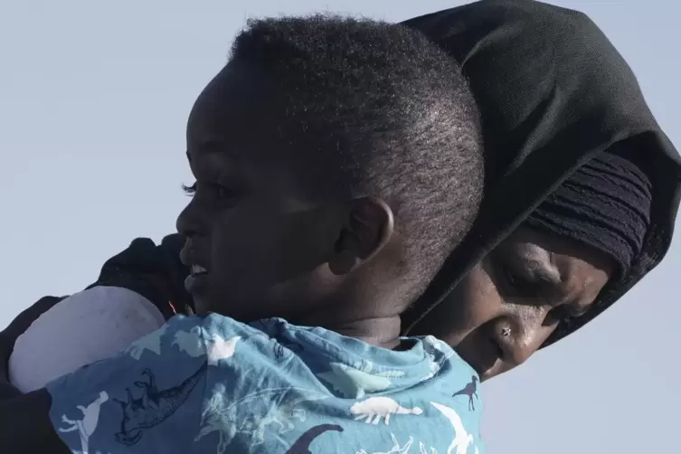 Auf der Flucht: eine Sudanesin mit ihrem Kind. 