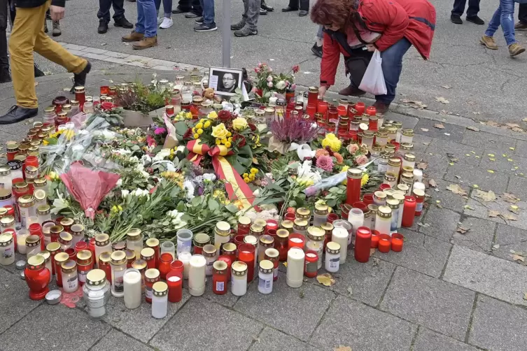 Nach der Bluttat am 18. Oktober 2022 gedachten Menschen in Ludwigshafen-Oggersheim der Opfer. 