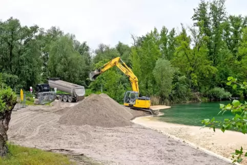 Frisch verfüllt: Zuletzt war Anfang Mai Sand in den See geschüttet worden, um die Abbruchstelle zu reparieren. 
