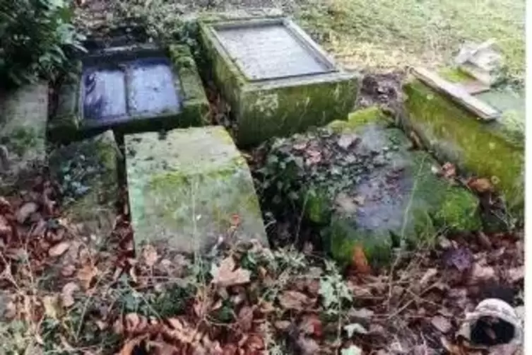 Zwei historische Grabsteine befinden sich auf dem Rhodter Friedhof.