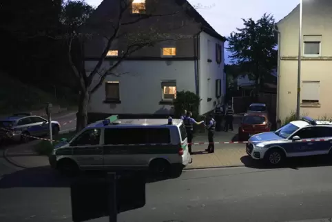 Tatort im Boligweg in Dudenhofen: Die Polizei rückt mit mehreren Kräften an. 