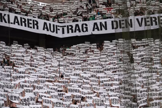 Die Botschaft der Fans von Borussia Mönchengladbach in der Investoren-Frage ist klar. Die Botschaft der Fans von Borussia Mönchengladbach in der Investoren-Frage ist klar.