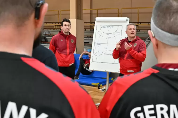Im Training mit den Deafboys gibt Nationaltrainer Alexander Zimpelmann (rechts, links Cotrainer Jan Willner) Anweisungen in Gebä