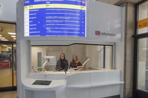  Die DB-Mitarbeiterinnen Silvana Brückner (links) und Natalie Bock freuen sich über den neuen DB-Informationspunkt.