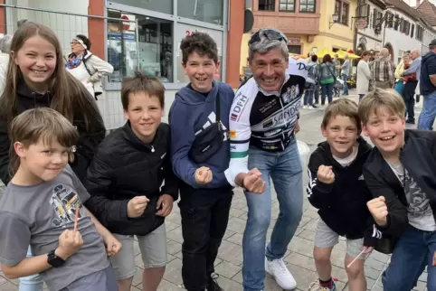 Markus Merk mit Kindern und Jugendlichen auf dem Maifest in Maikammer. 