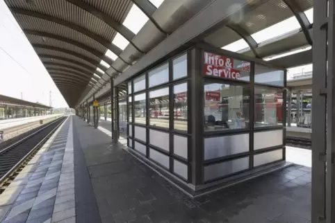 Eine Anlaufstelle für Reisende gibt es nun auch auf dem Bahnsteig zwischen Gleis 4 und 5 des Lauterer Hauptbahnhofs.