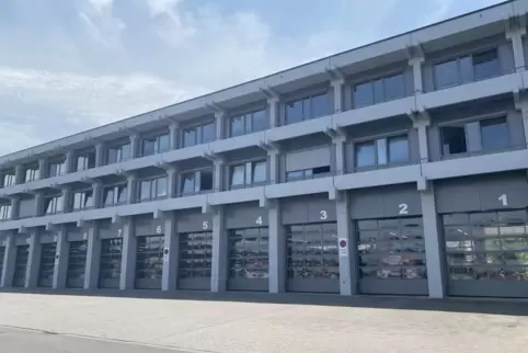 Blick auf die Garagen der Feuerwache.