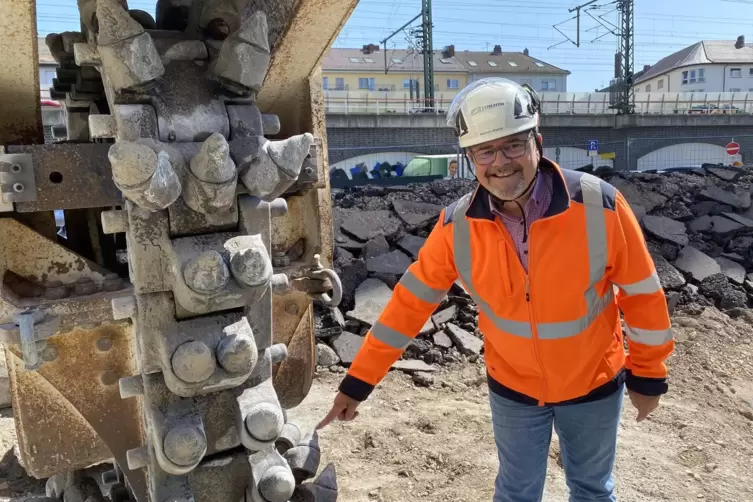 Abrissexperte Manfred Mladek zeigt die Fr&auml;se, die aus 180 Kreismei&szlig;eln besteht.