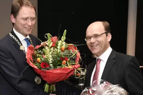 Ein Bild aus besseren Tagen: Oberbürgermeister Martin Hebich gratuliert Bernd Knöppel im Januar 2019 zur Wahl als Bürgermeister. Ein Bild aus besseren Tagen: Oberbürgermeister Martin Hebich gratuliert Bernd Knöppel im Januar 2019 zur Wahl als Bürgermeister.