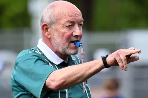 Niederkirchens Schiedsrichter Fritz Schalk freut, dass viele Fußballer des TuS „einen Bezug zum Dorf haben“.