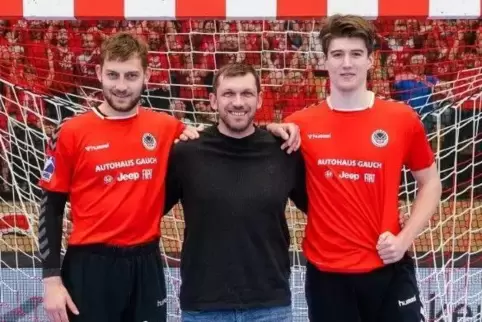 Das neue Gespann im Tor der Eulen für die Handball-Zweitliga-Saison 2023/24, mit ihrem „Lehrmeister“ (von links): Ziga Urbic, To