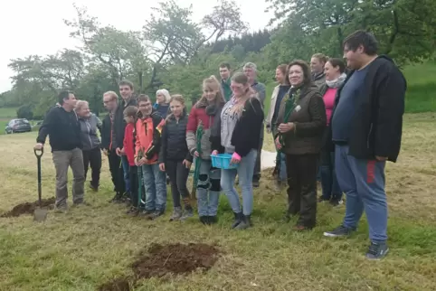 Die Reben werden eingepflanzt: Die Kinder der Förderschule Rockenhausen hatten dabei ihre Freude. 