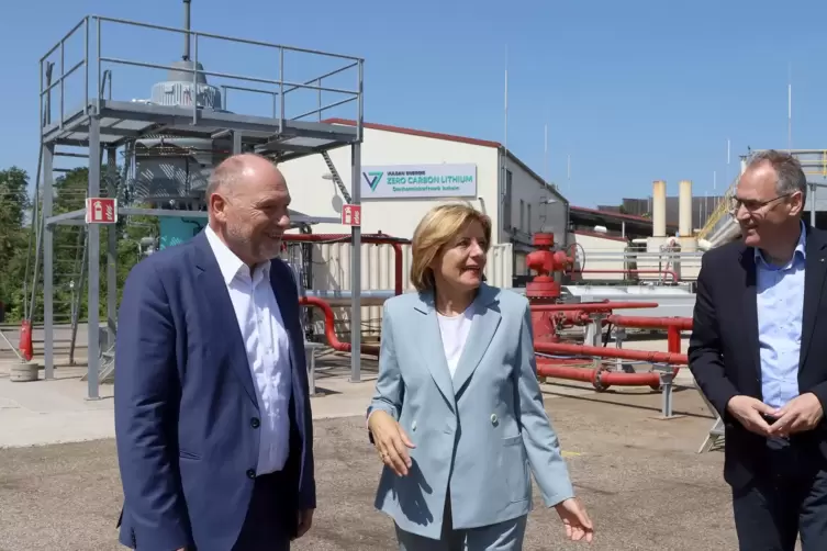 Ministerpräsidentin Malu Dreyer mit Vulcan-Geschäftsführer Horst Kreuter und Landrat Dietmar Seefeldt im Geothermiekraftwerk Ins