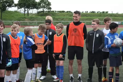 Jugendspieler des TuS Wachenheim freuten sich über den Besuch von FCK-Spieler Philipp Klement.