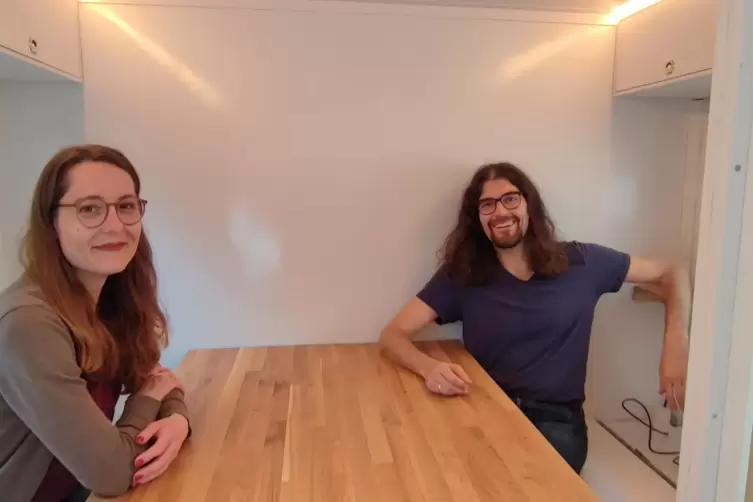 Innen wird der Transporter umgebaut und wohnlich gestaltet, hier Anna-Lena und Sebastian Schmitt. 