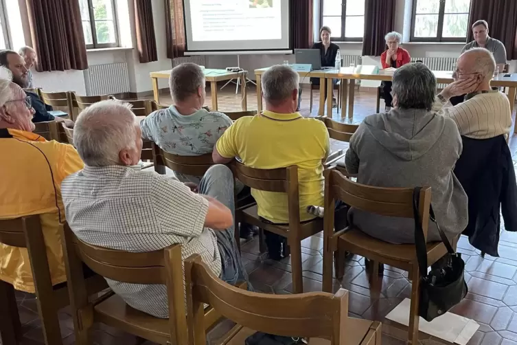 Blick in die Versammlungsrunde zum Auftakt der Dorfmoderation. Viele St&uuml;hle blieben leer.