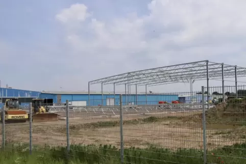 Für die 6000 Quadratmeter große neue Halle, das Gerippe steht schon, wurde das Werksgelände um über 12.000 Quadratmeter erweiter