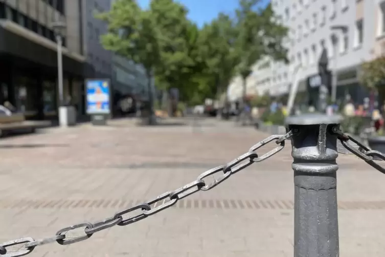 In der Bismarckstraße versperren nur an einigen Stellen Ketten die Zufahrt. Hersteller von Schranken und Pollern bieten flexible