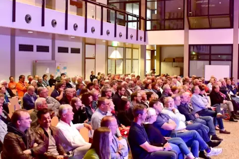 Zuhören und sich eine Meinung bilden: Gut 200 Gäste kamen am Mittwoch in die Aula des Werner-Heisenberg-Gymnasiums. 
