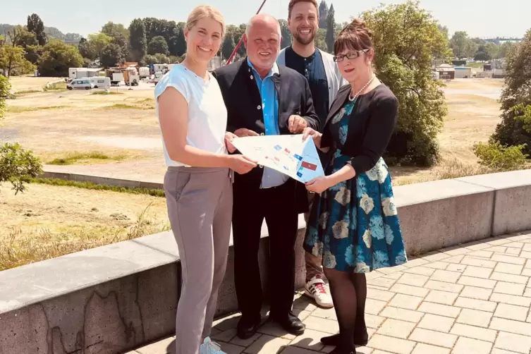 Das Organisationsteam (von links): B&uuml;rgermeisterin Stephanie Lohr (CDU), Rene Bauer, Vorsitzender des Schaustellerverbands sowie