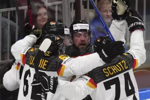 Die deutschen Spieler jubeln. 