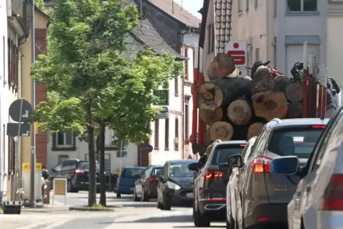 In Albersweiler ist derzeit wegen der B10-Teilsperrung ein erhöhtes Verkehrsaufkommen. 