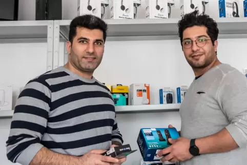  Meysam Khodarahmi (links) wird in seinem Laden von seinem Bruder Mehrdad unterstützt. 