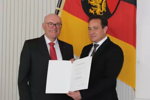 Bei der Ehrung (von links): Dieter Zeiß und Hannes Kopf, Präsident der Struktur- und Genehmigungsdirektion Süd. 