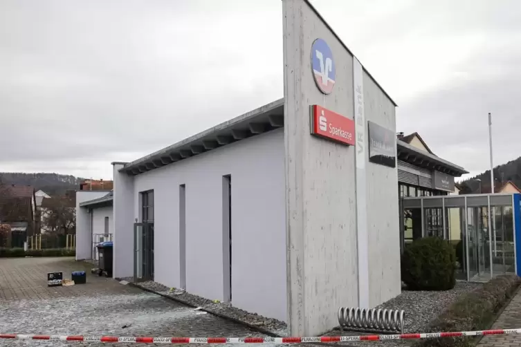 Der gemeinsame Geldautomat der Sparkasse Südwestpfalz und der VR-Bank SÜW-Wasgau in Fischbach bei Dahn wurde am 15. März, gespre