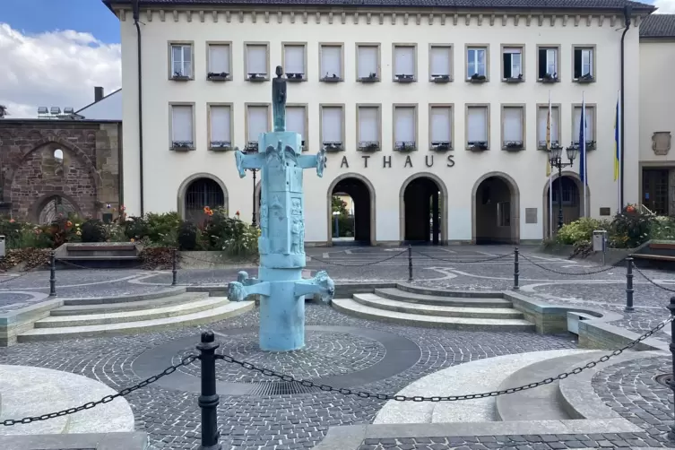 So sieht die Brunnenanlage vor dem Rathaus ohne die Holzkonstruktion aus. 