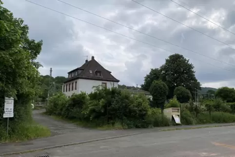 Das frühere Bahnhofsgebäude ist an eine Privatperson verkauft worden. Das Gelände links davon soll zu einer öffentlichen Grünflä
