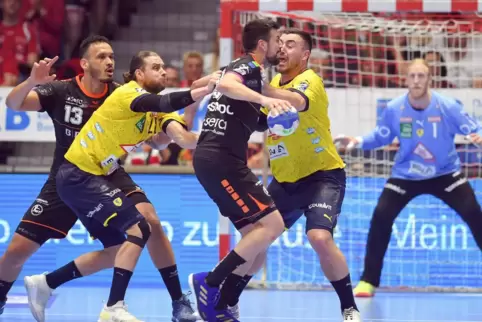 Starke Löwen-Abwehr, dahinter: Löwen-Torhüter Mikael Appelgren.