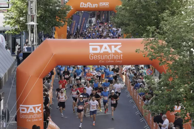 Los geht&rsquo;s! Rund 6000 Menschen machten sich auf die Strecke des B2Run. 