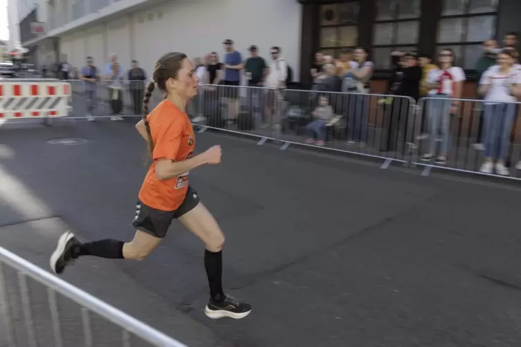 Julia K&ouml;nnel war die schnellste Frau am Donnerstagabend. Nach 17:58 Minuten war sie im Ziel. 