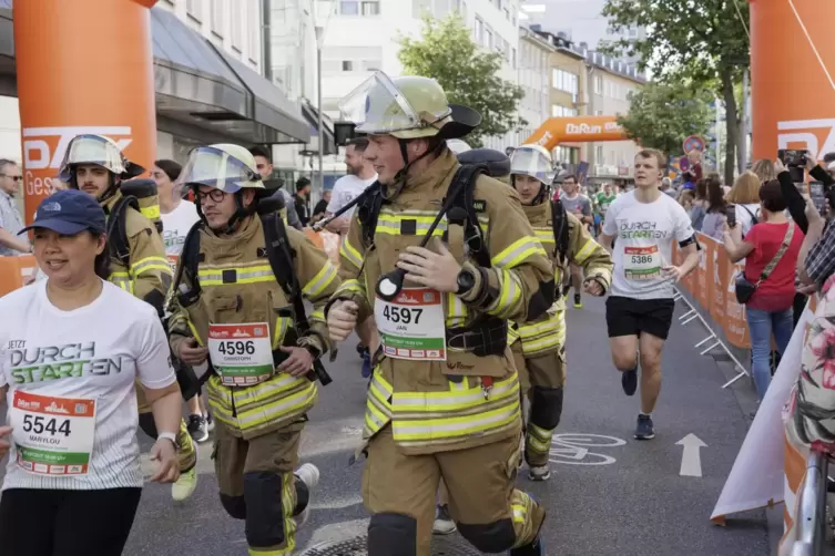 In voller Montur: Die Lauterer Feuerwehr bewies eindruckvoll, wie fit sie ist. 